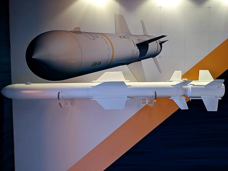 Boeing hiện đang phát triển phiên bản Harpoon Block II Plus với hệ thống dẫn đường quán tính mới kết hợp GPS và khả năng kết nối với các kênh truyền dữ liệu băng thông rộng, cho phép cập nhật chỉ định mục tiêu trong suốt chuyến bay, phiên bản này có khả năng trúng mục tiêu cao gấp 7 lần so với các phiên bản Block IC. Nguồn ảnh: NavalInva.