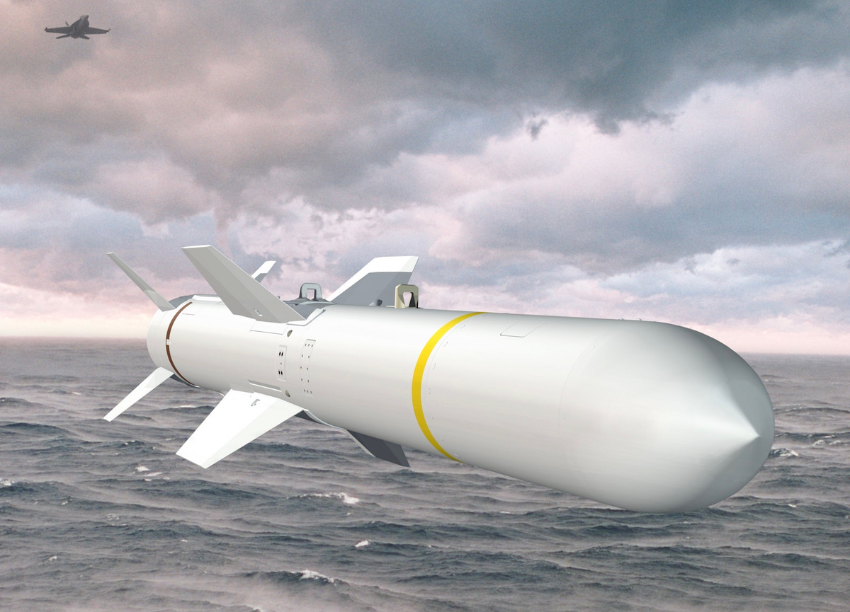 Tên lửa Harpoon được trang bị động cơ tuốc bin phản lực và có tốc độ bay cận âm (không quá 850 km/h). Tên lửa bay bám biển ở độ cao chỉ từ 2-5 mét, nên rất khó bị radar đối phương phát hiện và có thể hoạt động trong tất cả mọi điều kiện thời tiết, tầm bắn trong khoảng 120-280 km (tùy thuộc vào phiên bản).