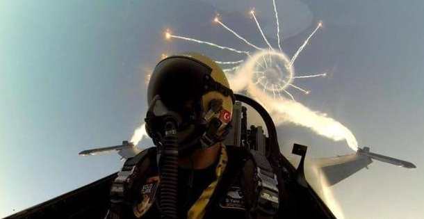 Đồng thời dựa trên những thông tin do radar cảnh báo gửi về, phi công nhanh chóng rời khỏi khu vực nguy hiểm (thường là tật tăng lực, sau đó chuyển sang chế độ nhào lộn và máy bay ngóc đầu lên lộn vòng 360°, trở lại vị trí ban đầu. Trong thời gian đó tên lửa đã vọt qua phía dưới máy bay), hoặc bật hệ thống đối phó điện tử.