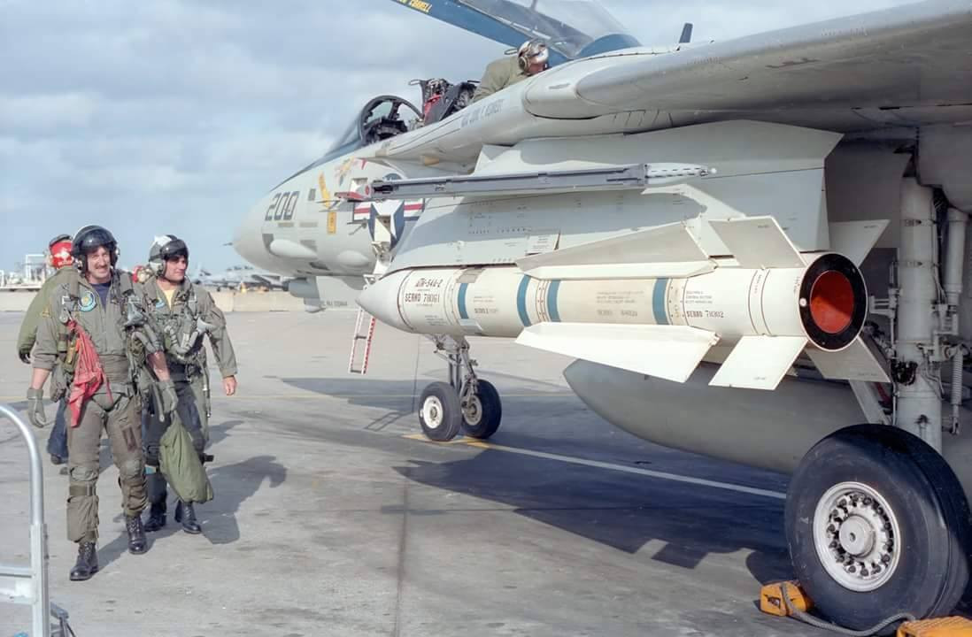 Trong Chiến tranh Iran-Iraq, máy bay chiến đấu F-14 của Iran, đã kết hợp tính năng của radar AWG-9 trang bị trên F-14 và tên lửa AIM-54 Phoenix, để săn tìm máy bay của Không quân Iraq; F-14 liên tiếp bắn hạ nhiều máy bay chiến đấu của Iraq. Ảnh: Tên lửa AIM-54 Phoenix – Nguồn: Wikipedia