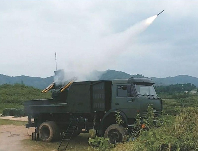 Hiện nay, Việt Nam đã và đang phát triển các tổ hợp tên lửa phòng không tầm ngắn trên mặt đất, được đặt cơ động trên khung gầm xe cơ giới việt dã. Các hệ thống này đều đã được thử nghiệm với tính năng khá tốt, đạt yêu cầu tác chiến Ảnh: Thử nghiệm hệ thống phòng không tầm ngắn do Việt Nam chế tạo.