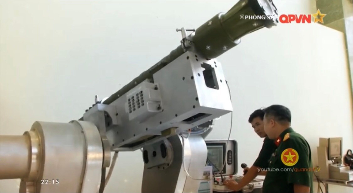 Cùng với đó là người điều khiển có thể điều khiển tự thống tự động bắt bám mục tiêu nhanh nhạy, chuyển động bằng khối tự động nên nhanh hơn rất nhiều so với điều khiển cơ như các bệ phóng cũ đặt trên nhiều tàu chiến hiện nay. Ảnh: Tổ hợp tên lửa phòng không tầm ngắn sử dụng đạn tên lửa Igla do Việt Nam chế tạo.
