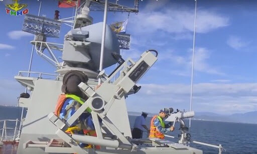 Tuy nhiên, kiểu thiết kế này phụ thuộc khá nhiều vào năng lực thuần thục trong chiến đấu của xạ thủ. Do sử dụng bệ ngắm cơ nên hạn chế lớn trong điều kiện tác chiến ban đêm và tốc độ bắt bám mục tiêu không đủ nhanh. Ảnh: Bệ phóng tên lửa phòng không vác vai trên tàu TT-400TP