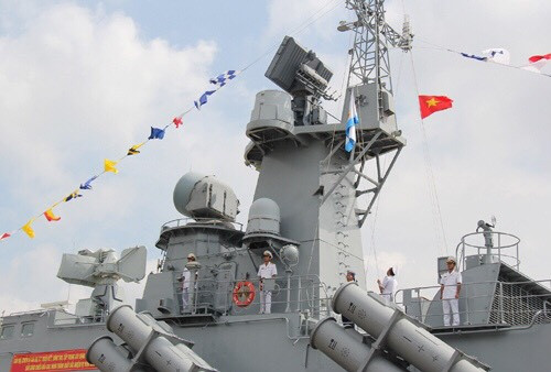 Một số loại tàu tên lửa tấn công nhanh còn không được trang bị các bệ phóng tên lửa phòng không cố định mà chỉ dựa vào pháo cao tốc AK-630 cũng như các tên lửa phòng không vác vai khai hoả trực tiếp để ngăn chặn những mối đe doạ từ trên không. Tiêu biểu như tàu tên lửa 12418 Molniya hay 1241RE.