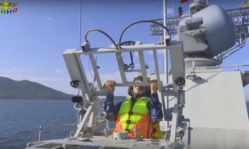 Một số tàu như tàu pháo TT-400TP, tàu săn ngầm Petya,... ngoài các bệ pháo cao tốc AK-630 còn được trang bị các bệ phóng tên lửa phòng không vác vai Strela-2, Igla cố định được điều khiển bằng cơ nhằm nâng cao khả năng phòng không của tàu. Ảnh: Bệ phóng tên lửa phòng không vác vai cố định trên tàu pháo TT-400TP.