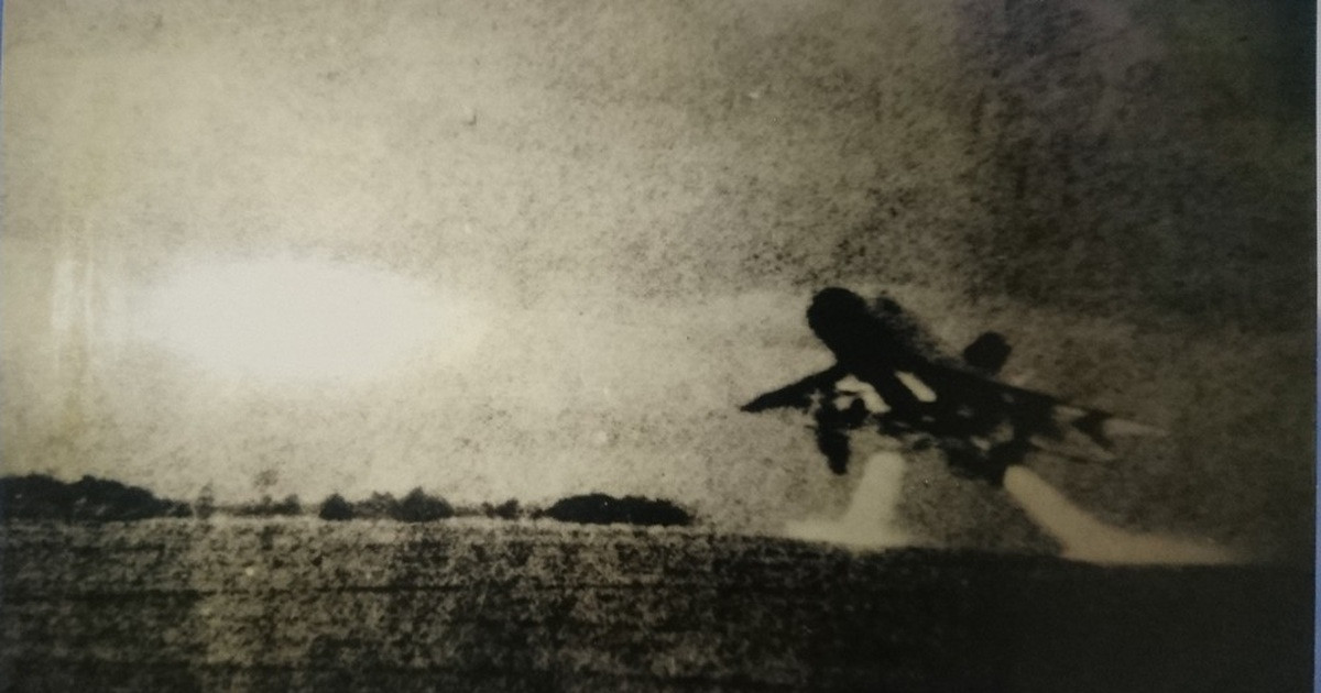 Hồi 20 giờ 40 phút, phi công Vũ Đình Rạng được lệnh cất cánh từ sân bay Anh Sơn (Nghệ An). Để tránh hệ thống cảnh báo của hải quân Mỹ, anh tắt liên lạc với sở chỉ huy. Khi đến địa phận Đô Lương, bắt được mục tiêu, anh tăng độ cao để tiếp cận. 