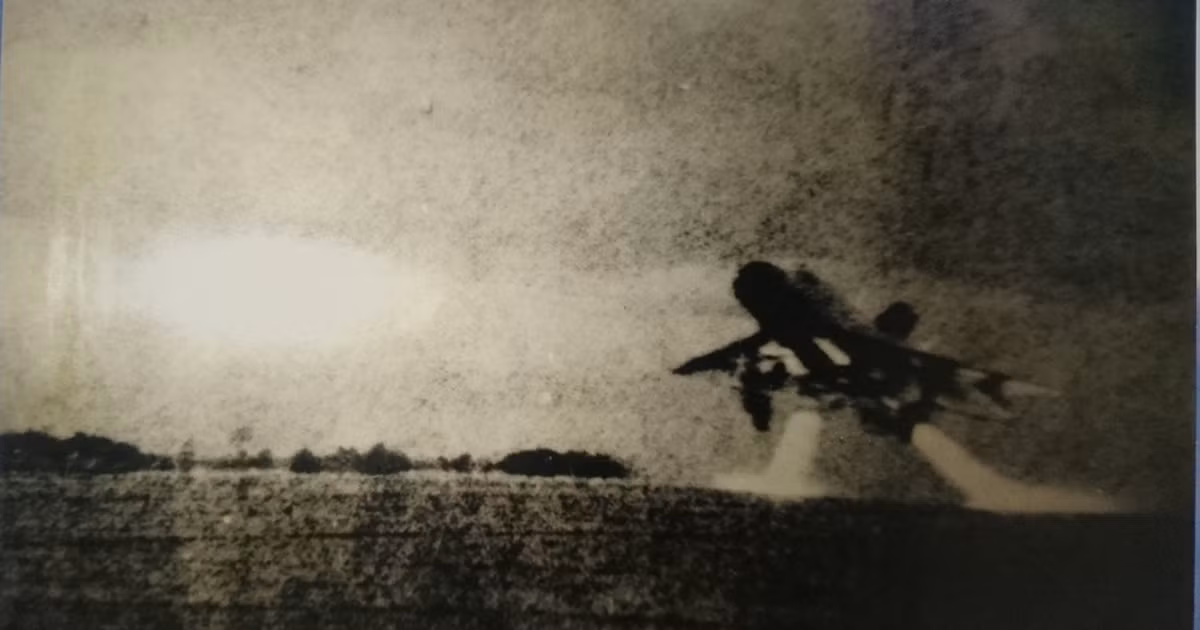 Hồi 20 giờ 40 phút, phi công Vũ Đình Rạng được lệnh cất cánh từ sân bay Anh Sơn (Nghệ An). Để tránh hệ thống cảnh báo của hải quân Mỹ, anh tắt liên lạc với sở chỉ huy. Khi đến địa phận Đô Lương, bắt được mục tiêu, anh tăng độ cao để tiếp cận. 