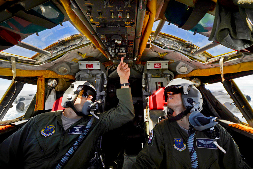 Khi đó để đối phó với tên lửa phòng không SAM-2 và MiG-21 của ta, mỗi chiếc B-52 có 15 máy gây nhiễu, nhưng hôm đó sĩ quan tác chiến điện tử chủ quan tới mức tắt cả máy gây nhiễu chống radar của MiG. Thậm chí khi bị MiG của ta tấn công, xạ thủ đại liên ở đuôi chiếc B-52H của Volker còn đang… ngủ gật.