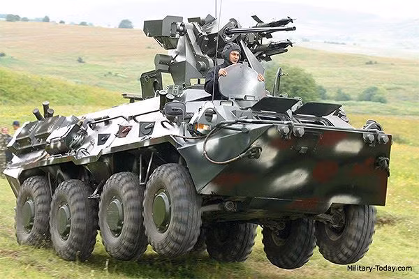 Xe bọc thép chở quân bánh hơi BTR-80 được thiết kế để hỗ trợ hỏa lực và vận chuyển lính chiến đấu được bảo vệ trong lớp giáp nhẹ tới trận địa. Xe có thể bố trí 10 chỗ ngồi cho kíp xe gồm trưởng xe, lái xe và pháo thủ cùng 7 lính chiến đấu thuộc phân đội bộ binh kèm theo xe.