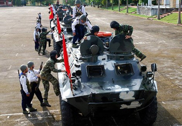 Xe thiết giáp BTR-60 cũng như các thế hệ sau này cho tới BTR-82 với thiết kế động cơ đặt ở đuôi xe trong lúc khoang chở quân nằm ở giữa khiến binh sĩ trong xe chỉ có thể ra vào bằng cửa hông hoặc cửa nóc. Đây là một thiết kế có nhược điểm rất lớn trong chiến đấu bởi binh sĩ ra vào xe phải hứng chịu hỏa lực từ phía trước hoặc hai bên hông.