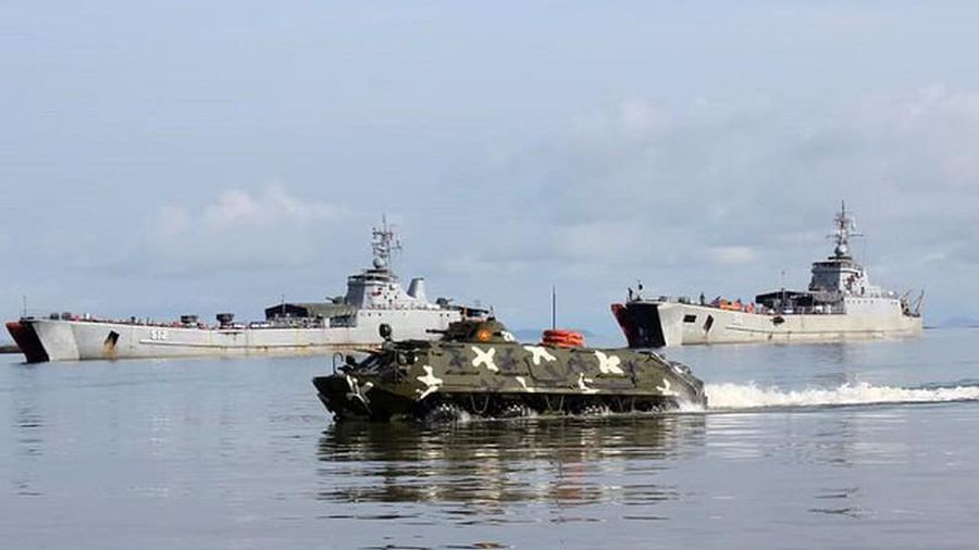 Tiếp theo là BTR-60, là loại thiết giáp chở quân bánh lốp đầu tiên của Liên Xô có 8 bánh, mẫu xe này chính là mẫu thiết kế các loại xe BTR-70, BTR-80, BTR-90 sau này, vì vậy mà chúng có hình dạng gần giống nhau. Xe có khả năng lội nước khá tốt nên thường được dùng để đổ bộ.