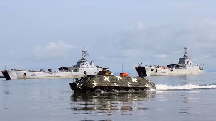 Tiếp theo là BTR-60, là loại thiết giáp chở quân bánh lốp đầu tiên của Liên Xô có 8 bánh, mẫu xe này chính là mẫu thiết kế các loại xe BTR-70, BTR-80, BTR-90 sau này, vì vậy mà chúng có hình dạng gần giống nhau. Xe có khả năng lội nước khá tốt nên thường được dùng để đổ bộ.
