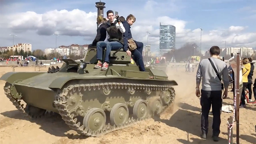 Ngoài ra, ở Nga cũng có thể có thể mua một chiếc xe tăng. Mẫu T-70 hạng nhẹ năm 1941, là loại xe tăng hạng nhẹ được Hồng quân sử dụng trong Chiến tranh thế giới thứ hai để thay thế hai xe tăng hạng nhẹ khác là T-50 và T-60. Một chiếc xe như vậy có giá từ năm triệu rúp tương đương 1,5 tỷ VNĐ. Nguồn ảnh: Pinterest.