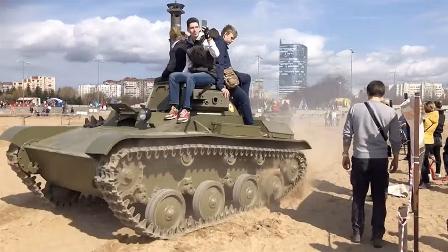 Ngoài ra, ở Nga cũng có thể có thể mua một chiếc xe tăng. Mẫu T-70 hạng nhẹ năm 1941, là loại xe tăng hạng nhẹ được Hồng quân sử dụng trong Chiến tranh thế giới thứ hai để thay thế hai xe tăng hạng nhẹ khác là T-50 và T-60. Một chiếc xe như vậy có giá từ năm triệu rúp tương đương 1,5 tỷ VNĐ. Nguồn ảnh: Pinterest.