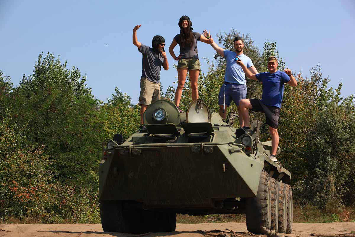 Ngày nay, BTR-80 là một chiếc xe khổng lồ với chiều dài 7,6 mét, nặng 13,6 tấn, rất khó để lái xe trên đường công cộng. Ngoài ra, để điều khiển một xe bọc thép, bạn phải có bằng lái máy kéo loại A4 và chi phí để mua một xe bọc thép loại này khoảng từ 7,5 triệu rúp tương đương 2,5 tỷ VNĐ.