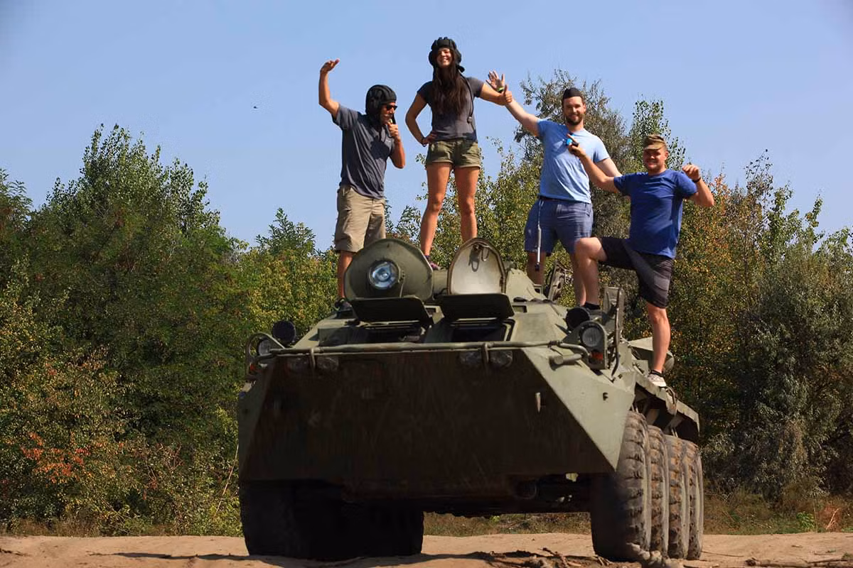 Ngày nay, BTR-80 là một chiếc xe khổng lồ với chiều dài 7,6 mét, nặng 13,6 tấn, rất khó để lái xe trên đường công cộng. Ngoài ra, để điều khiển một xe bọc thép, bạn phải có bằng lái máy kéo loại A4 và chi phí để mua một xe bọc thép loại này khoảng từ 7,5 triệu rúp tương đương 2,5 tỷ VNĐ.