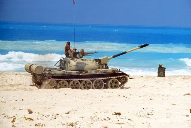 T-55 nâng cấp sử dụng vũ khí và đạn chính tương tự như M60 do Mỹ cung cấp và chiếc đầu tiên trong số các xe tăng mới đã được chuyển giao để thử nghiệm hỏa lực và khả năng cơ động vào đầu năm 1987.