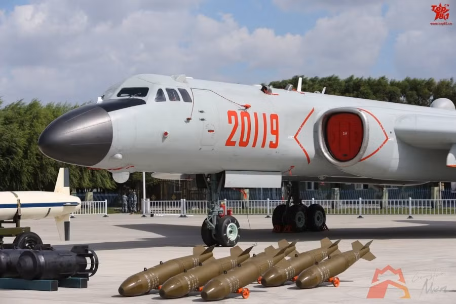 Máy bay ném bom H-6 và tên lửa chống hạm YJ-12 của Trung Quốc nhìn chung tương tự như máy bay ném bom và tên lửa của Liên Xô. Mà trên thực tế, H-6 là phiên bản sao chép máy bay ném bom Tu-16 của Liên Xô. Và hiện nay, Trung Quốc sẽ phải đối đầu với quân đội Mỹ theo cách tương tự.