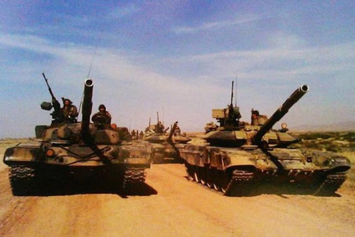 Bao gồm hơn 600 xe tăng T-90S, cũng như khoảng 300 xe tăng T-72M1/M1M, T-62 và T-55. Trong khi T-55 và T-62 dự kiến sẽ vẫn phục vụ bất chấp “tuổi tác” của chúng, phần lớn dành cho các đơn vị huấn luyện và dự bị. Ngoài ra khả năng thay thế T-72 bằng nhiều T-90 hơn hoặc bằng T-14 thế hệ tiếp theo là rất cao.