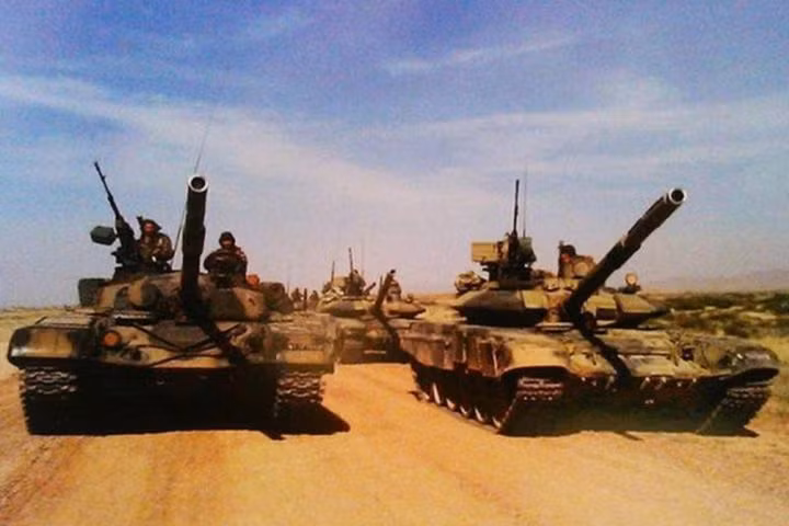 Bao gồm hơn 600 xe tăng T-90S, cũng như khoảng 300 xe tăng T-72M1/M1M, T-62 và T-55. Trong khi T-55 và T-62 dự kiến sẽ vẫn phục vụ bất chấp “tuổi tác” của chúng, phần lớn dành cho các đơn vị huấn luyện và dự bị. Ngoài ra khả năng thay thế T-72 bằng nhiều T-90 hơn hoặc bằng T-14 thế hệ tiếp theo là rất cao.