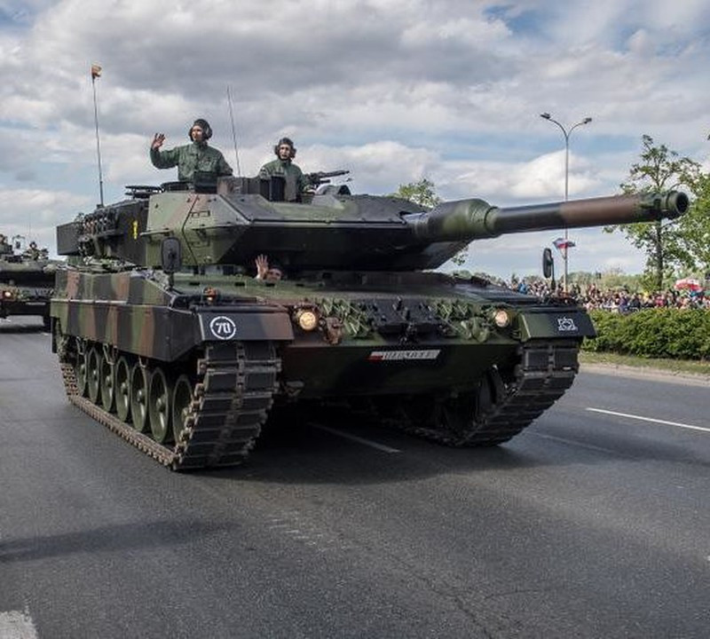 Hiện nay dù T-72 đã có nhiều biến thể cải tiến hiện đại như T-72B3, nhưng vẫn kém xa so với các nền tảng NATO như K2 Black Panther đã được nước láng giềng Ba Lan nhập khẩu, hay các biến thể mới nhất của M1A2 Abrams do quân đội Mỹ triển khai ở châu Âu.