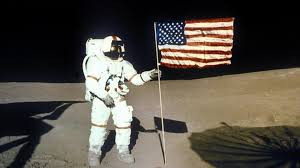 Vào ngày 20/7/1969, Mỹ đưa hai cựu phi công chiến đấu cơ, Neil Armstrong và Buzz Aldrin đã hạ cánh xuống mặt trăng. Đặc biệt Tình báo Liên Xô còn phát hiện thấy Mỹ đang âm thầm thực hiện chương trình tuyệt mật, có tên Phòng thí nghiệm quỹ đạo có người lái, gọi tắt MOL.