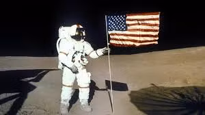 Vào ngày 20/7/1969, Mỹ đưa hai cựu phi công chiến đấu cơ, Neil Armstrong và Buzz Aldrin đã hạ cánh xuống mặt trăng. Đặc biệt Tình báo Liên Xô còn phát hiện thấy Mỹ đang âm thầm thực hiện chương trình tuyệt mật, có tên Phòng thí nghiệm quỹ đạo có người lái, gọi tắt MOL.