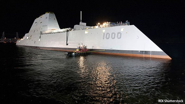 Con tàu đầu tiên mang tên USS Zumwalt, có hình dáng giống như phim viễn tưởng, với phần thân tàu chìm, lớn hơn thượng tầng, giúp giảm tiết diện radar của tàu, chỉ tương đương với một tàu đánh cá nhỏ. Các động cơ của con tàu có công suất tối đa 58 megawatt, cho con tàu nặng 17.630 tấn này, tốc độ tối đa 33,5 hải lý/h.
