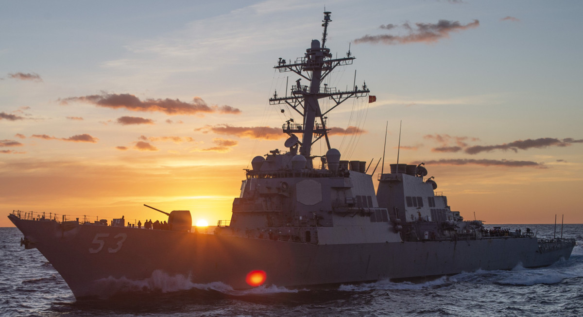 Hơn nữa, tàu Zumwalt có ít ô phóng tên lửa hơn các tàu khu trục Arleigh-Burke (96), tàu tuần dương lớp Ticonderoga (122) hoặc tàu ngầm tiến công mang tên lửa hành trình lớp Ohio (144). Nhưng tàu này đều rẻ hơn; thậm chí tàu ngầm lớp Ohio còn có khả năng giữ bí mật hơn cả Zumwalt.