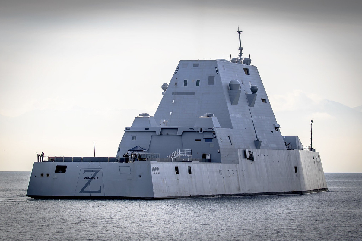 Mỗi chiếc Zumwalt hiện có giá 4,5 tỷ USD, chưa tính 10 tỷ USD chi phí phát triển. Giống như F-35 và Tàu chiến đấu Littoral, chi phí tăng cao của Zumwalt là do Hải quân tham vọng tích hợp các công nghệ hoàn toàn mới chưa được kiểm chứng. Kết quả là chiếc Zumwalt đã bị hỏng, khi di chuyển qua kênh đào Panama vào tháng 11/2016.
