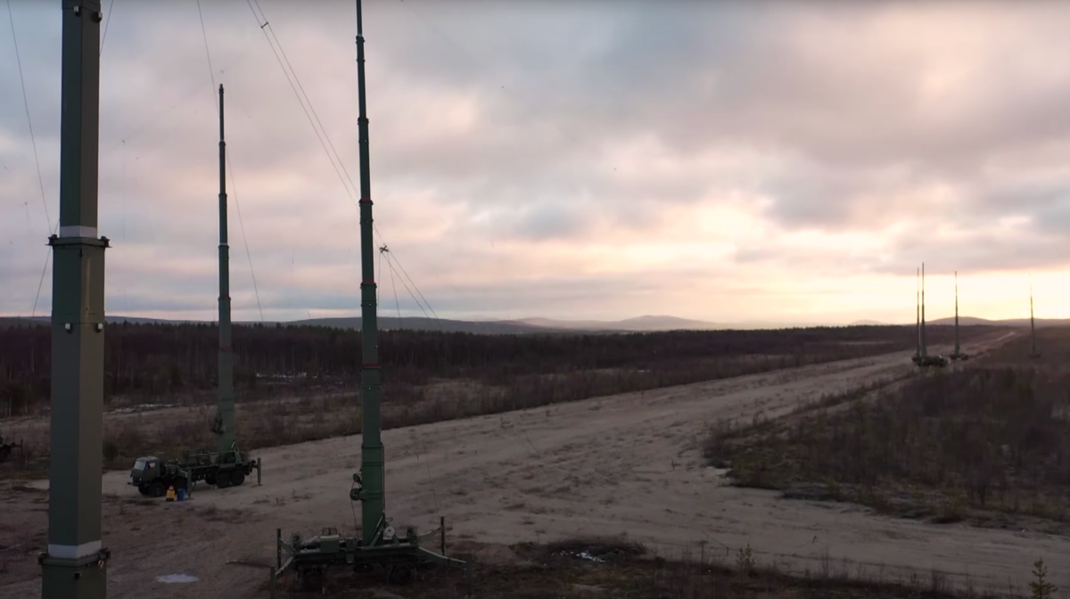 Hiện nay, để chống đối phương gây nhiễu, các phương tiện liên lạc vô tuyến, thường không sử dụng một tần số cố định như trước, mà sử dụng phương pháp thay đổi tần số liên tục, bằng kỹ thuật số; để tránh đối phương phát hiện và gây nhiễu.