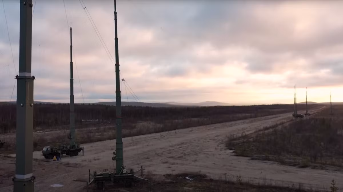 Hiện nay, để chống đối phương gây nhiễu, các phương tiện liên lạc vô tuyến, thường không sử dụng một tần số cố định như trước, mà sử dụng phương pháp thay đổi tần số liên tục, bằng kỹ thuật số; để tránh đối phương phát hiện và gây nhiễu.