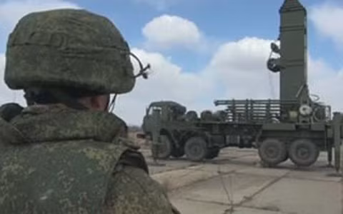 Tổ hợp được thiết kế để tiến hành trinh sát điện tử, đánh chặn tín hiệu của đối phương và chế áp chúng. Hệ thống bao phủ toàn bộ dải sóng ngắn (tần số 3-30 MHz), được tàu chiến và máy bay sử dụng, để liên lạc vô tuyến với nhau, với các đài chỉ huy, cũng như với các vệ tinh liên lạc.