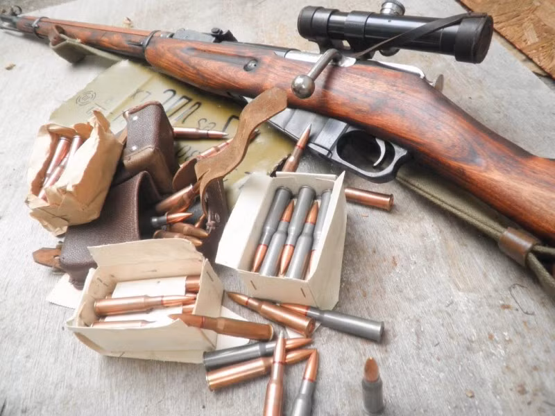 Các phiên bản ban đầu của Nga sử dụng loại đạn 7,62x54 mm của Nga, mà sau này được Liên Xô và các quốc gia thuộc Khối Hiệp ước Warsaw sử dụng trong các loại súng trường và súng máy.