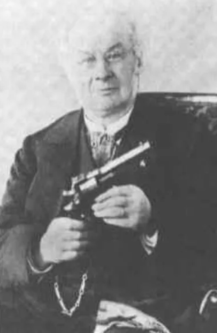 Cuối cùng, Quân đội Nga đã trả cho Nagant số tiền 200.000 rúp Nga, và điều đó đã giải quyết xong vấn đề. Léon Nagant và anh trai Émile vẫn là nhà thầu chính cho chính phủ Nga, và khẩu súng ngắn Nagant M95 thậm chí còn trở thành vũ khí phụ tiêu chuẩn của Quân đội Nga.