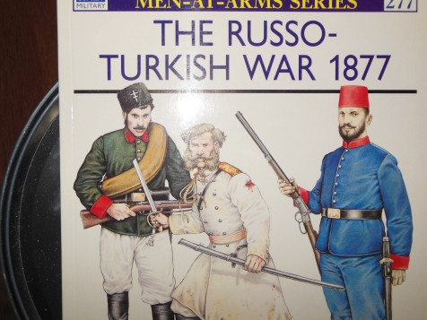 Lịch sử phát triển của súng trường có hộp tiếp đạn 5 viên bên trong, được bắt đầu sau Chiến tranh Nga - Ottoman (1877-1878). Trong cuộc chiến kéo dài mười tháng, với chiến thắng cuối cùng thuộc về Nga.