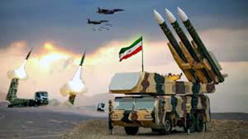 Iran đã triển khai một số lượng lớn các hệ thống tên lửa phòng không tầm xa và các biện pháp đối phó với vũ khí công nghệ cao của Mỹ và Israel, như radar sóng mét, có khả năng phát hiện máy bay tàng hình; những vũ khí trên, có nhiệm vụ bảo vệ các cơ sở hạt nhân và căn cứ quân sự chiến lược của Iran. Ảnh: Tên lửa phòng không của Iran rất mạnh - Nguồn: Sina