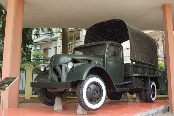 Xe tải có tên "International" có nghĩa là "Quốc tế", được sử dụng để chở Chủ tịch Hồ Chí Minh trong một số chuyến công tác tại Chiến khu Việt Bắc và một số khách quốc tế, đặc biệt có ông Léo Figuères, Ủy viên Trung ương Đảng Cộng sản Pháp, đến thăm căn cứ địa Việt Bắc năm 1950.