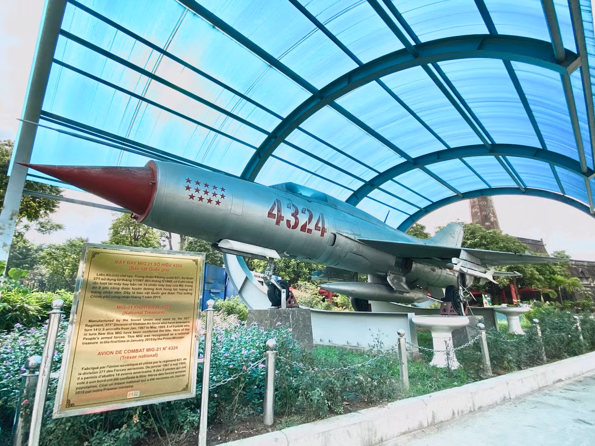 Chiếc máy bay vinh dự được gắn 14 ngôi sao đỏ ở đầu, biểu thị cho thành tích số máy bay địch bị bắn hạ, 8 trong số 9 phi công lái chiếc máy bay này, được Nhà nước tuyên dương Anh hùng lực lượng vũ trang nhân dân. Tháng 1/2015, Thủ tướng Chính phủ đã công nhận chiếc máy bay MiG-21 số hiệu 4324 là bảo vật quốc gia.