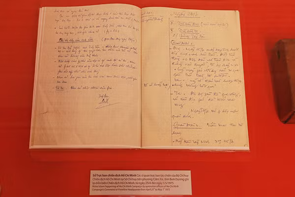Sách hoạt động trong Chiến dịch Hồ Chí Minh, cuốn sách được các cán bộ điều hành của Bộ Chỉ huy Chiến dịch Hồ Chí Minh tại Sở Chỉ huy Tiền phương Căm Xe, tỉnh Bình Dương sử dụng để ghi lại diễn biến của Chiến dịch Hồ Chí Minh, từ ngày 25/4 đến ngày 1/5/1975. Cuốn sách đã được công nhận là bảo vật quốc gia vào tháng 10/2012. Nguồn ảnh: TheArchive.