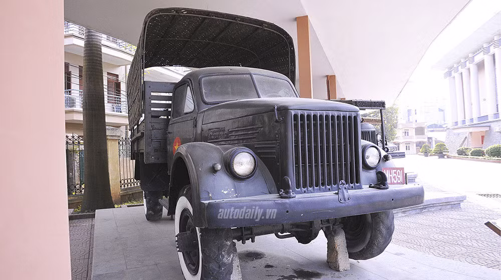 Chiếc xe tải được gọi là “Quốc tế” vì nó được lắp ráp bằng các bộ phận của nhiều hãng xe nước ngoài, có niên đại năm 1949, minh chứng cho tinh thần vượt khó vươn lên của Quân đội nhân dân Việt Nam, góp phần đến thắng lợi của cuộc kháng chiến chống Pháp. Chiếc xe đã được công nhận là bảo vật quốc gia vào tháng 12/2018.