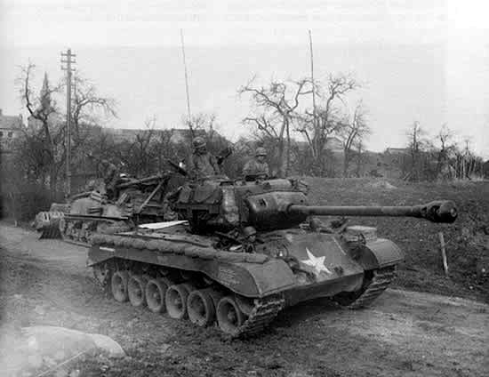 Tiger có lẽ tốt hơn đối thủ M-26 Pershing nặng tới 46 tấn đến từ Mỹ, chiếc M-26 nhẹ hơn và thép mỏng hơn. Nhưng Tiger II đấu với xe tăng IS-2 Stalin của Liên Xô, khi khẩu pháo 122 mm về mặt lý thuyết có thể xuyên thủng tháp pháo bọc thép dày của King Tiger ở cự ly đến 1.600m.