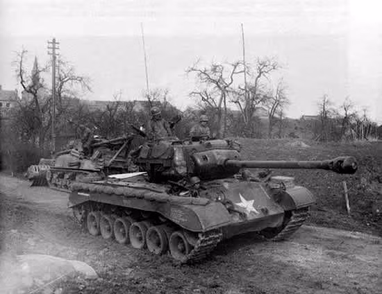 Tiger có lẽ tốt hơn đối thủ M-26 Pershing nặng tới 46 tấn đến từ Mỹ, chiếc M-26 nhẹ hơn và thép mỏng hơn. Nhưng Tiger II đấu với xe tăng IS-2 Stalin của Liên Xô, khi khẩu pháo 122 mm về mặt lý thuyết có thể xuyên thủng tháp pháo bọc thép dày của King Tiger ở cự ly đến 1.600m.