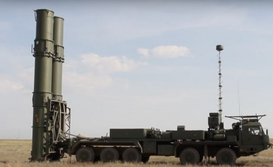 S-500 được thiết kế ngay từ đầu, để đối phó với nhiều loại mục tiêu trên không, bao gồm tên lửa đạn đạo, máy bay và tên lửa hành trình. Giống như nhiều hệ thống phòng không của Nga, S-500 có thể phóng một loạt tên lửa khác nhau để đánh chặn các vật thể bay, ở các phạm vi và độ cao khác nhau, của các mối đe dọa trên không.