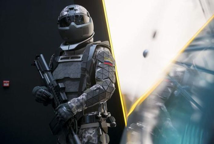 Lục quân Nga có kế hoạch phân phối hệ thống giáp Sotnik vào năm 2025, theo tạp chí quân sự của Mỹ. Sotnik sẽ là trang bị bổ sung và cuối cùng thay thế bộ áo giáp đồng phục Ratnik hiện tại, bao gồm tất cả mọi thứ, từ áo giáp đến đồng phục và thậm chí cả đèn pin.