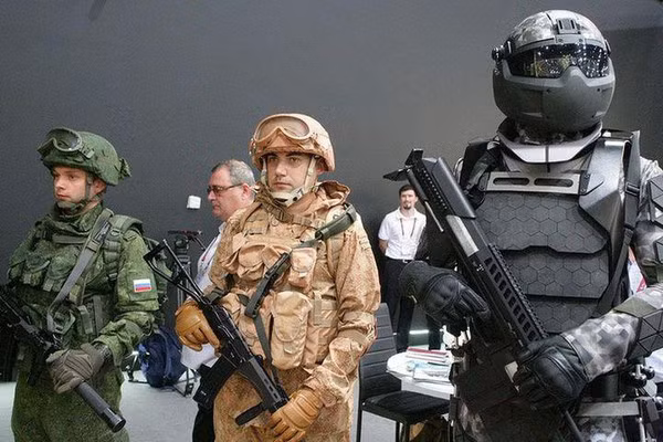 Áo giáp bằng polyethylene của Nga được gọi là "Superthread" và các chuyên gia thiết kế của Nga tuyên bố nó nhẹ hơn các loại áo giáp của Israel và Mỹ, trong khi có khả năng bảo vệ vượt trội và giúp người lính có thể thoải mái khi mặc.