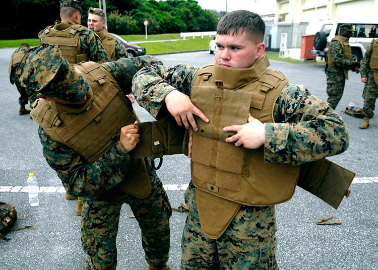 Năm 1990 các phi công Mỹ, đã được trang bị bộ quần áo bảo vệ được gọi là SARVIP, bao gồm một chiếc áo vest bằng sợi Kevlar với các túi đựng đĩa gốm dày 2,5cm và nặng khoảng 5kg mỗi chiếc. Nó có khả năng bảo vệ trước các viên đạn 12,7mm, nhưng trọng lượng rất nặng nên áo giáp SARVIP hiếm khi được sử dụng.