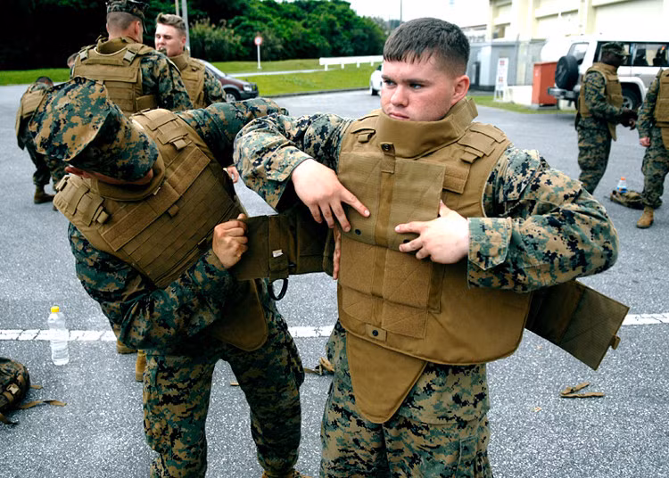 Năm 1990 các phi công Mỹ, đã được trang bị bộ quần áo bảo vệ được gọi là SARVIP, bao gồm một chiếc áo vest bằng sợi Kevlar với các túi đựng đĩa gốm dày 2,5cm và nặng khoảng 5kg mỗi chiếc. Nó có khả năng bảo vệ trước các viên đạn 12,7mm, nhưng trọng lượng rất nặng nên áo giáp SARVIP hiếm khi được sử dụng.