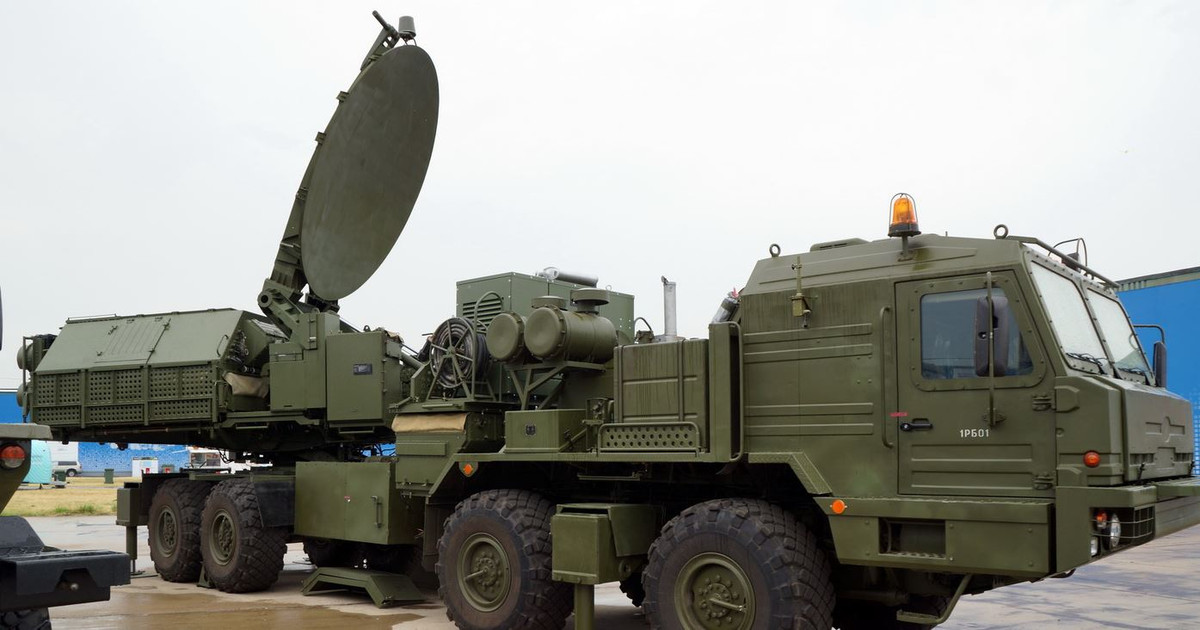 Các tổ hợp tác chiến điện tử ven biển của Nga, có sức mạnh gây nhiễu đến 300-400 km. Ví dụ như hệ thống Krasukha-4, một trong những chức năng của nó là chặn và làm sai lệch tín hiệu vệ tinh hệ thống định vị toàn cầu GPS của Mỹ. Việc này làm gián đoạn hoạt động, các hệ thống định vị của đối phương.