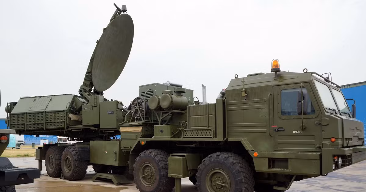 Các tổ hợp tác chiến điện tử ven biển của Nga, có sức mạnh gây nhiễu đến 300-400 km. Ví dụ như hệ thống Krasukha-4, một trong những chức năng của nó là chặn và làm sai lệch tín hiệu vệ tinh hệ thống định vị toàn cầu GPS của Mỹ. Việc này làm gián đoạn hoạt động, các hệ thống định vị của đối phương.